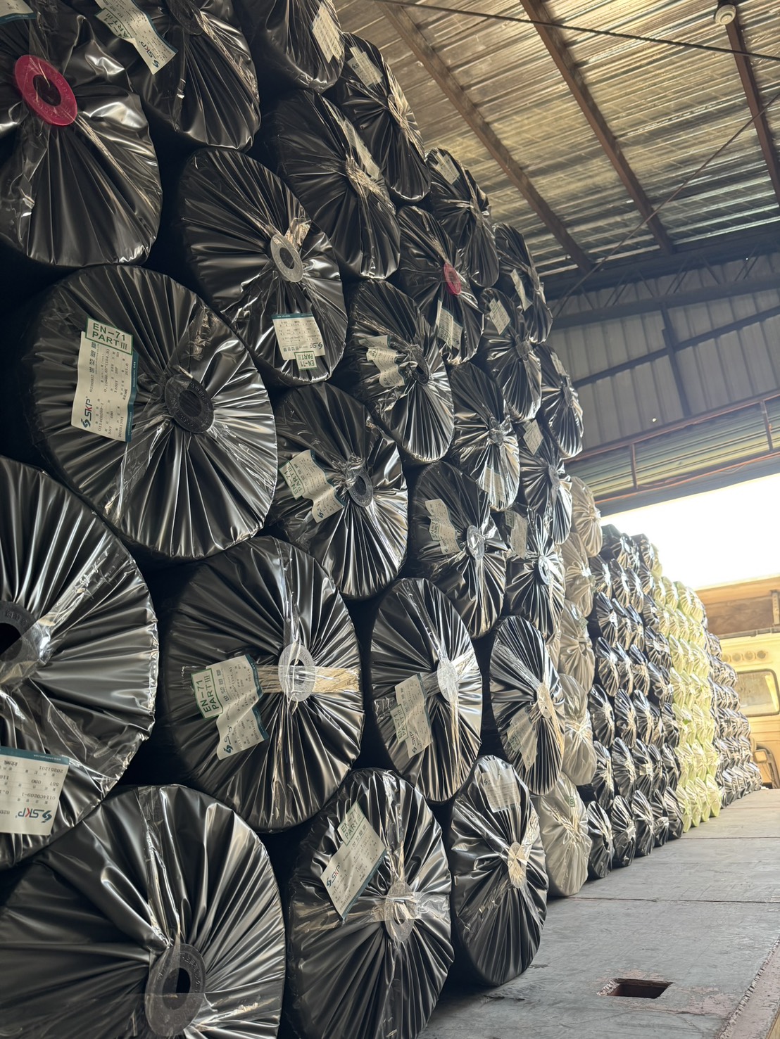 塑膠布供應商倉儲與PVC塑膠材料存放實景