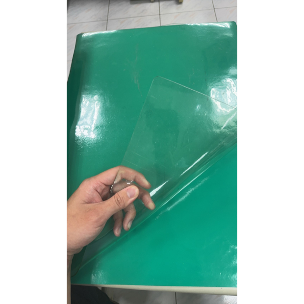 透明PVC桌墊膠布展示，柔軟防水桌面保護材質